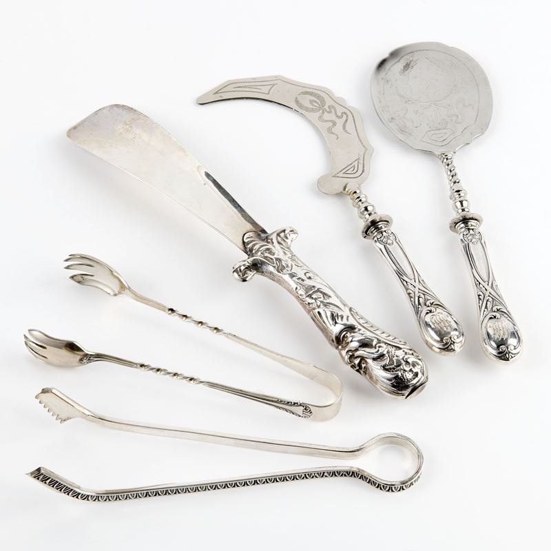 Cinque oggetti in argento e metallo