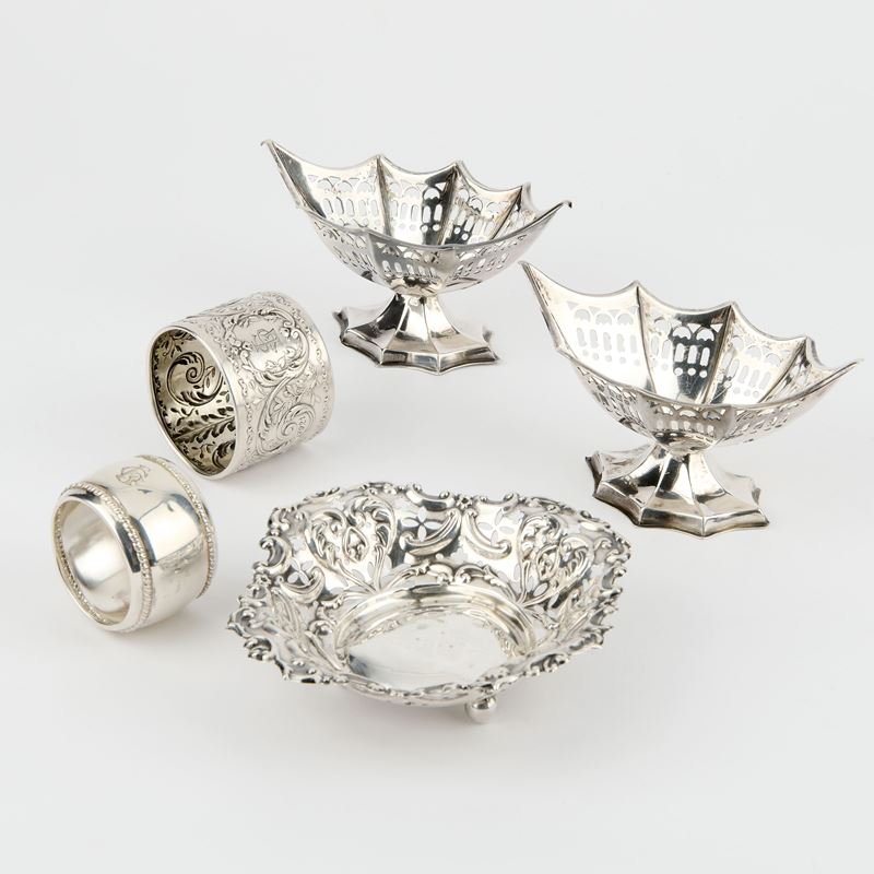 Cinque oggetti in argento