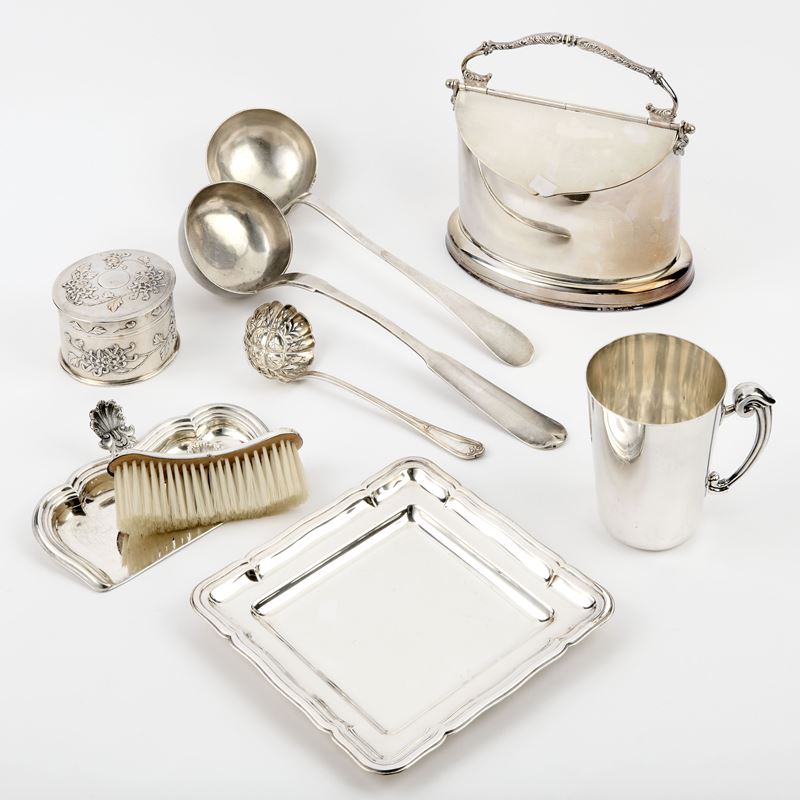 Otto oggetti in metallo argentato