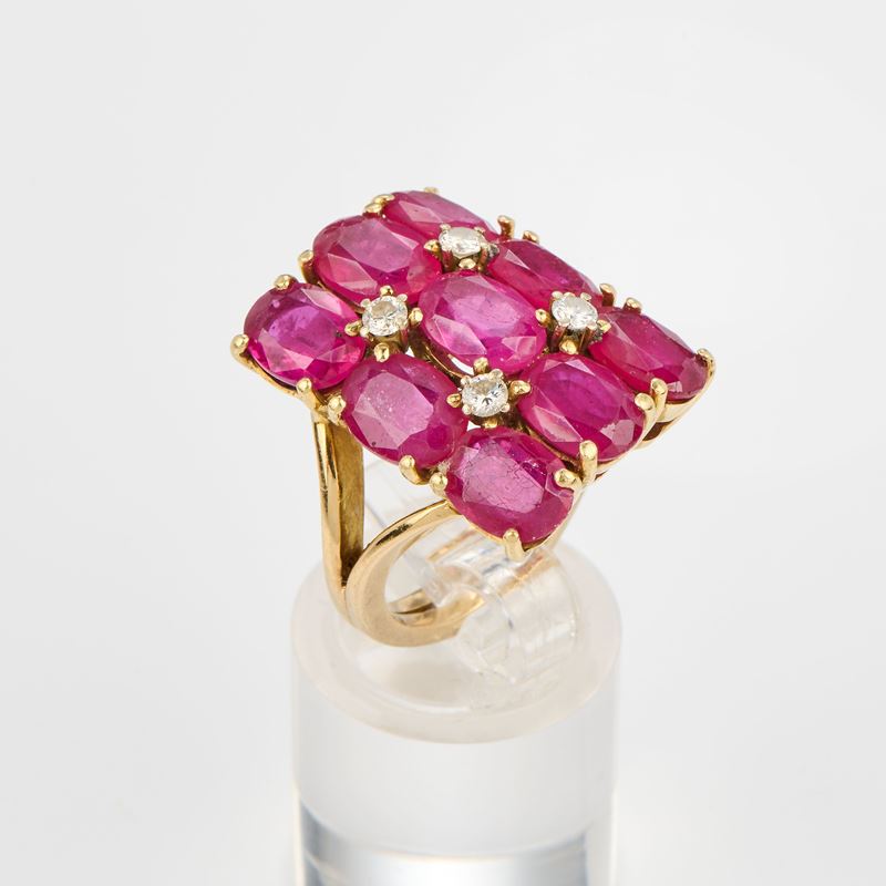 Anello rettangolare in oro giallo con rubini e diamanti