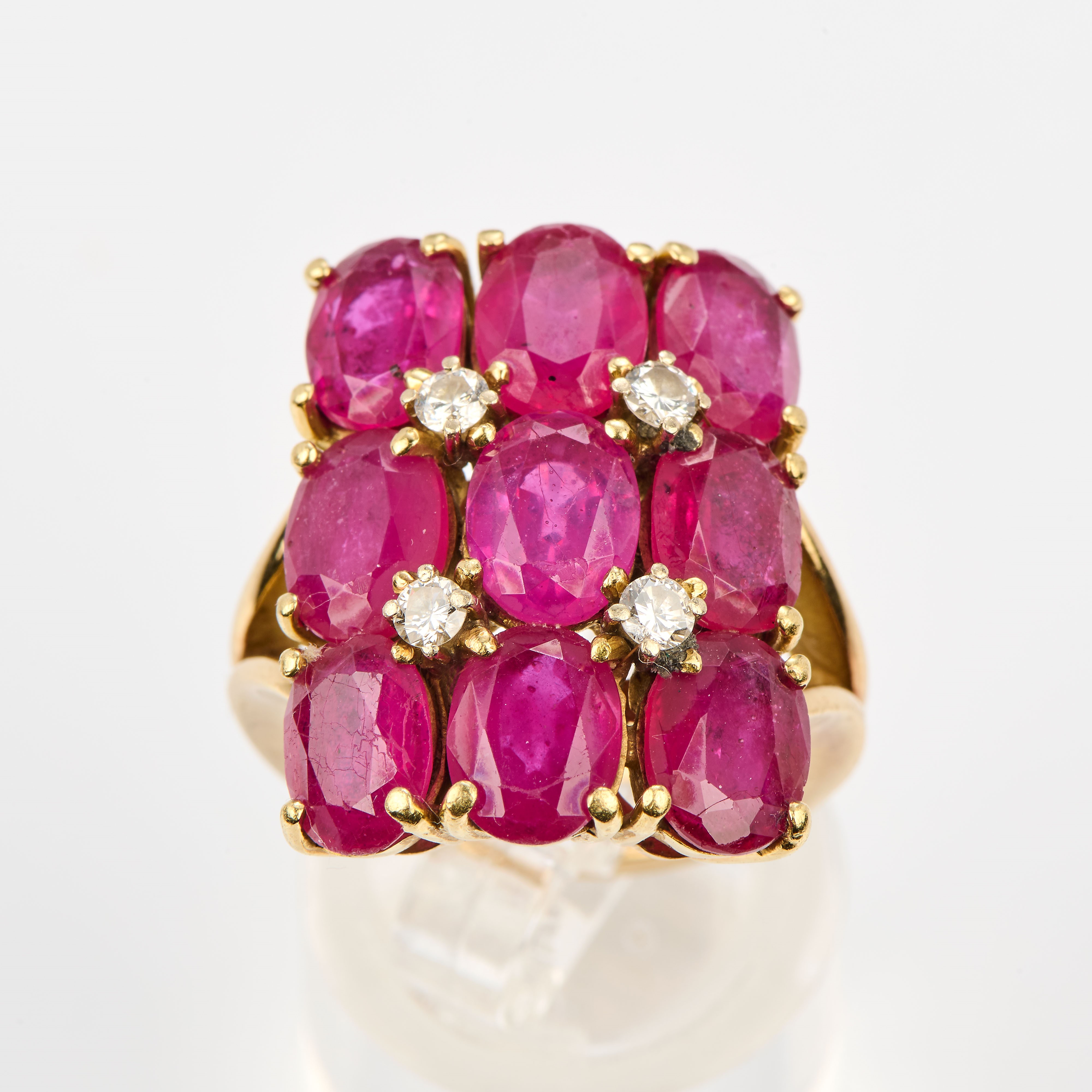 Anello rettangolare in oro giallo con rubini e diamanti