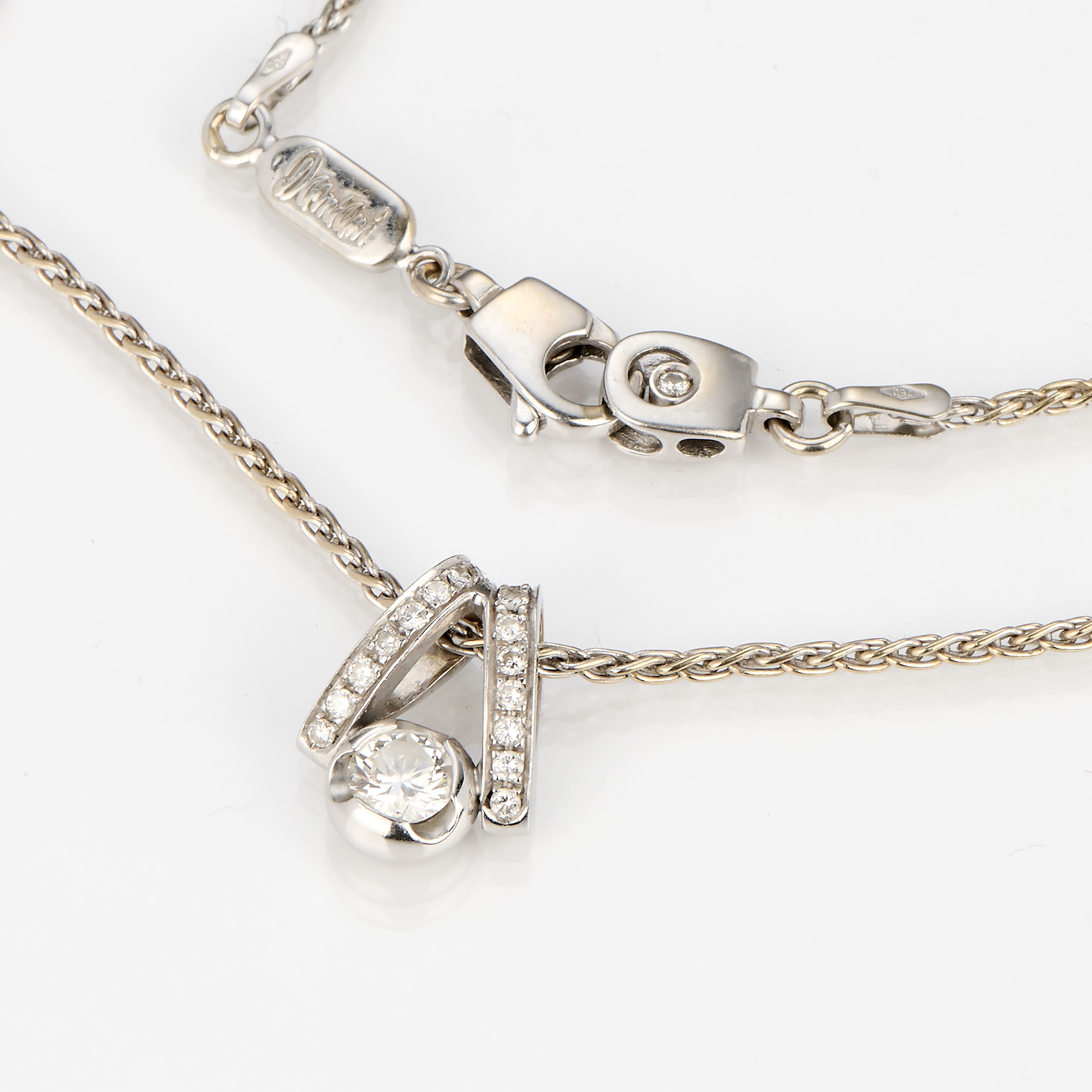 Damiani, sottile collana girocollo con pendente in oro bianco e diamanti