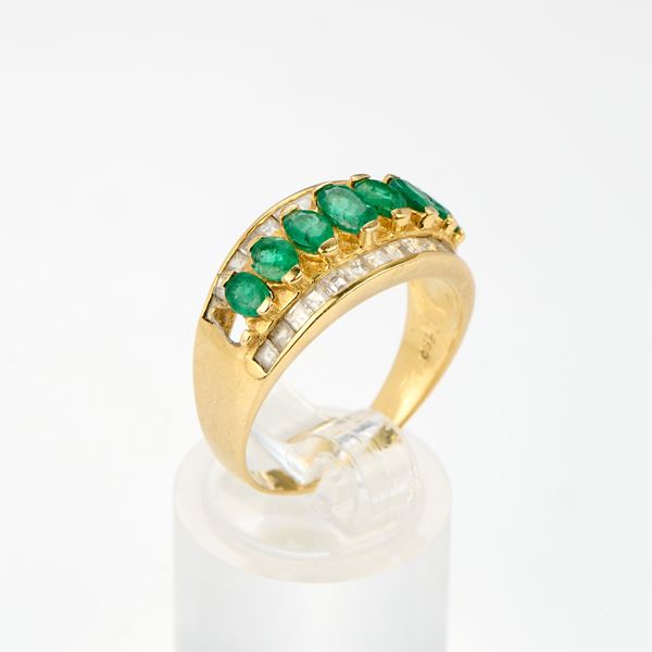 Anello a fascia in oro giallo con smeraldi e diamanti