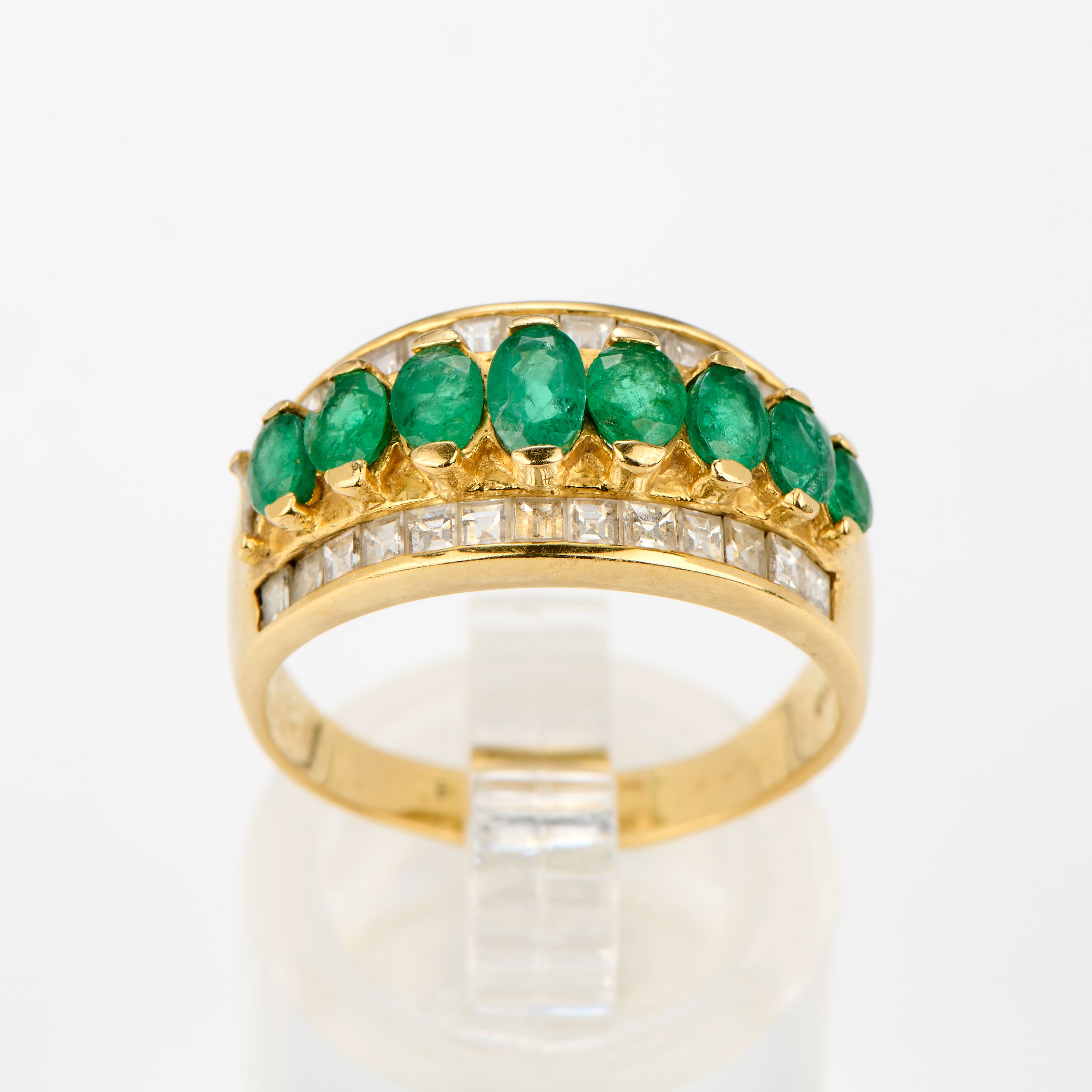 Anello a fascia in oro giallo con smeraldi e diamanti