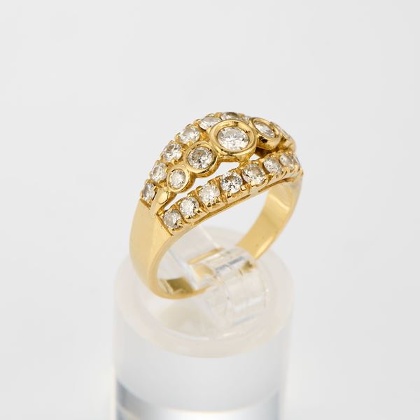 Anello a fascia bombata in oro giallo e diamanti