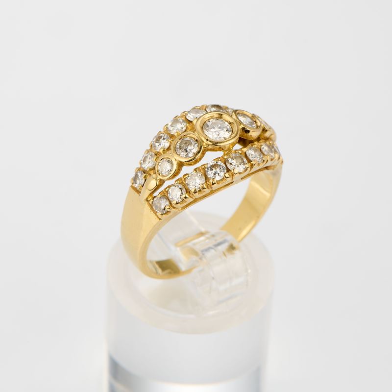 Anello a fascia bombata in oro giallo e diamanti