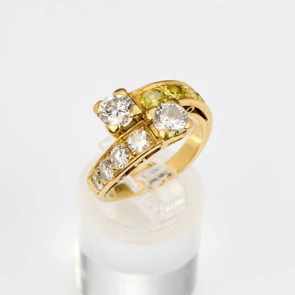 Anello contrarié in oro giallo con peridot e diamanti