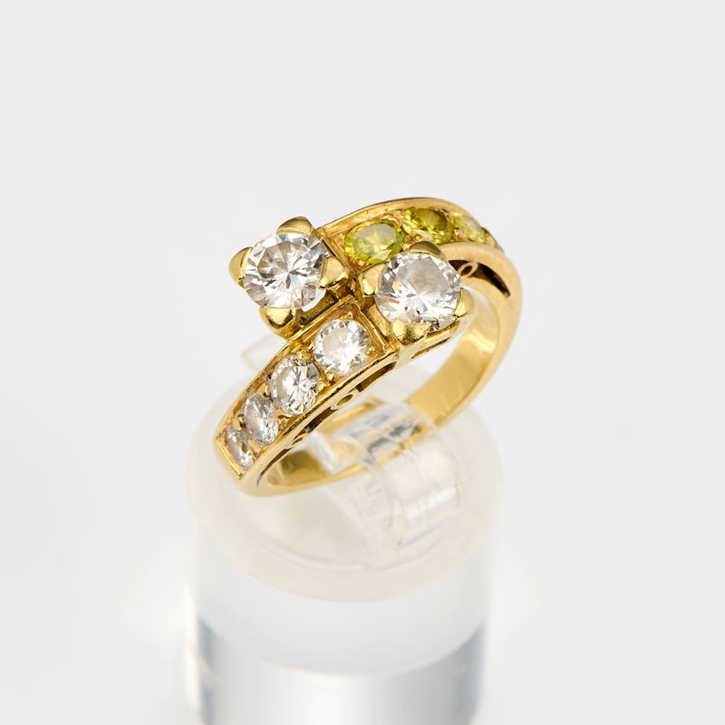 Anello contrarié in oro giallo con peridot e diamanti