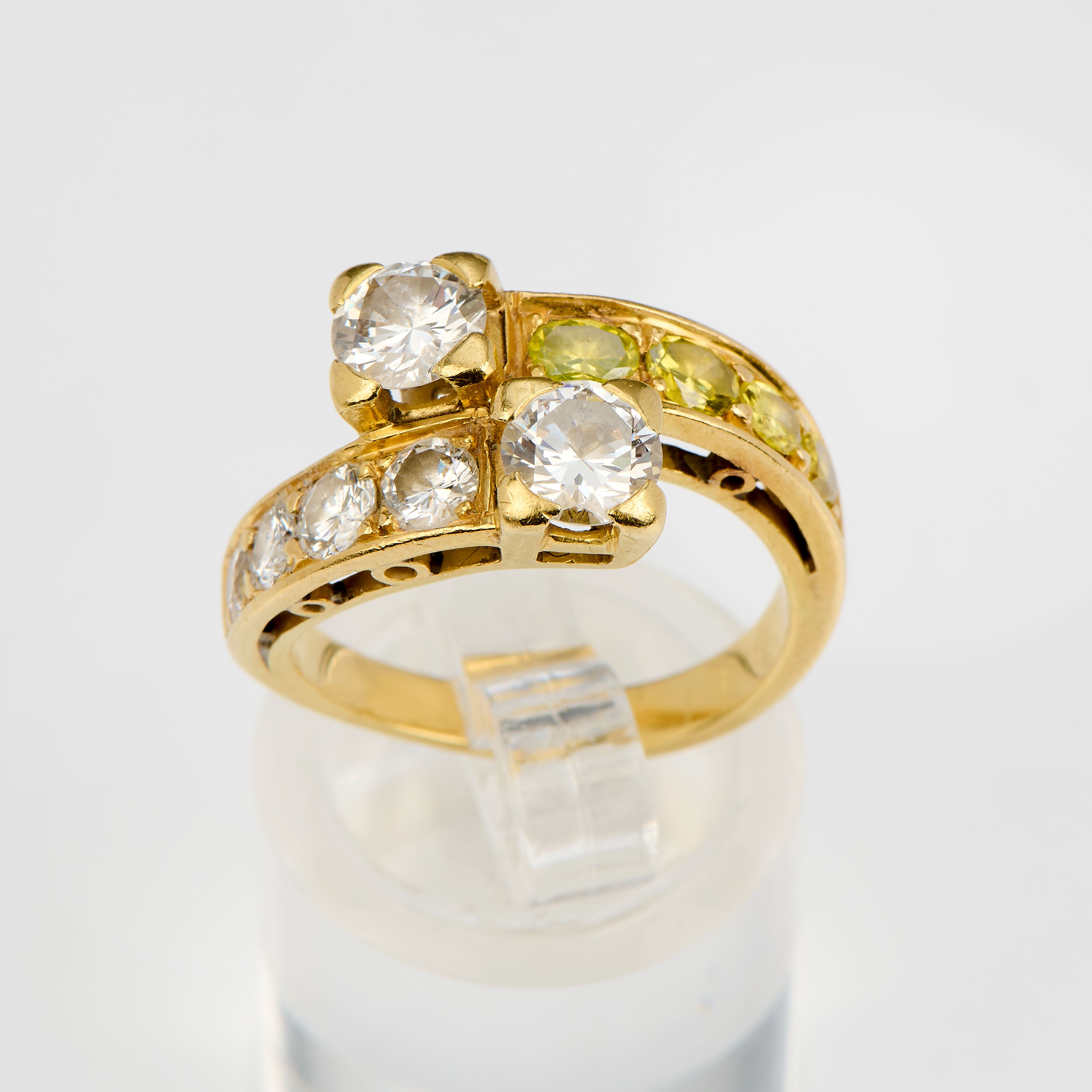 Anello contrarié in oro giallo con peridot e diamanti