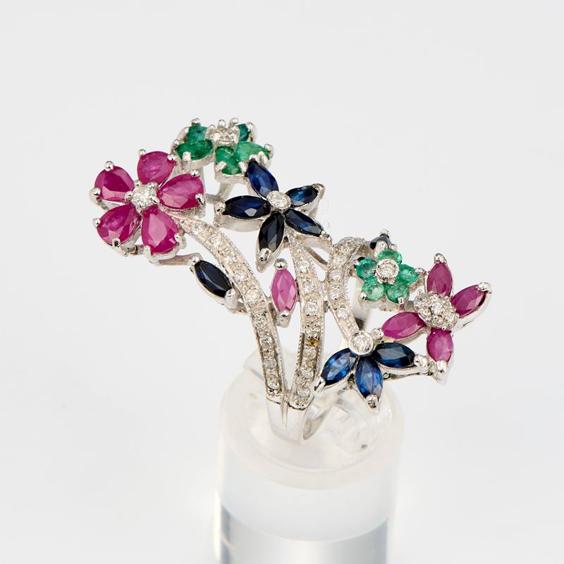 Anello a fiori in oro bianco con rubini, zaffiri, smeraldi e piccoli diamanti