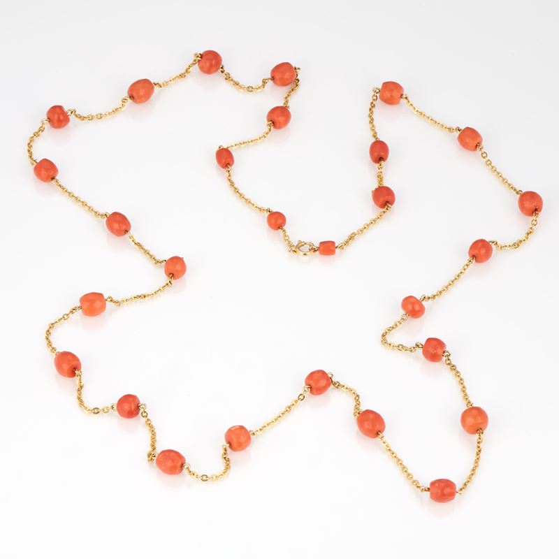 Lunga collana in oro giallo e corallo