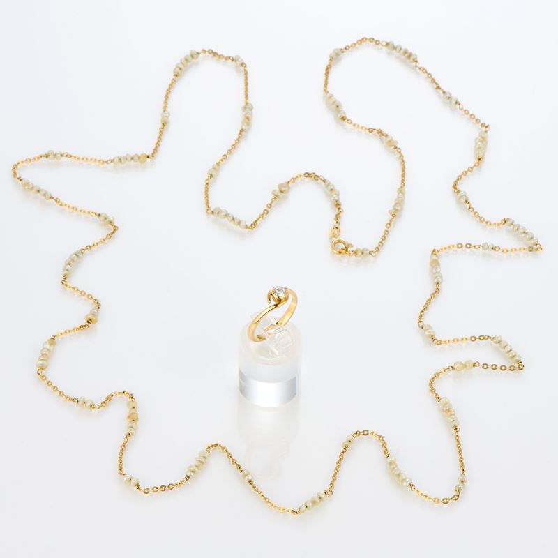 Lunga collana e anello in oro giallo