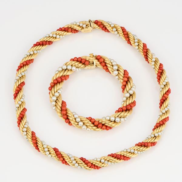 Collana e bracciale a torchon in oro giallo con perle e corallo rosso