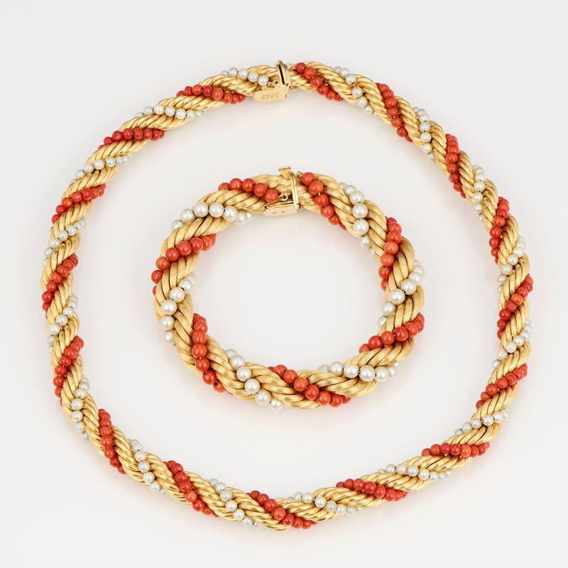 Collana e bracciale a torchon in oro giallo con perle e corallo rosso