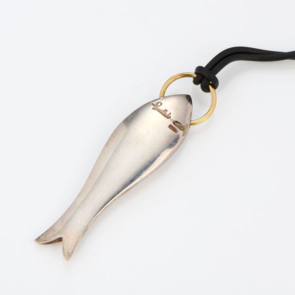 Pomellato, pendente a pesce in argento sterling con anello in oro giallo