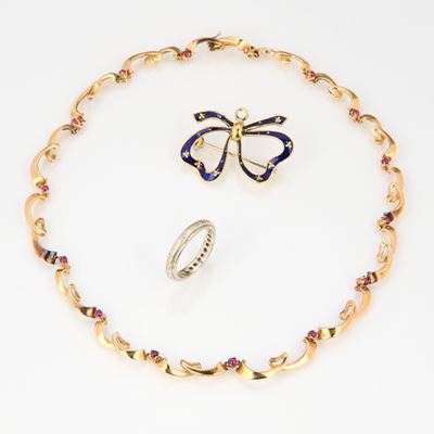 Collana girocollo, spilla da orologio e fedina in oro giallo e bianco con rubini e diamanti