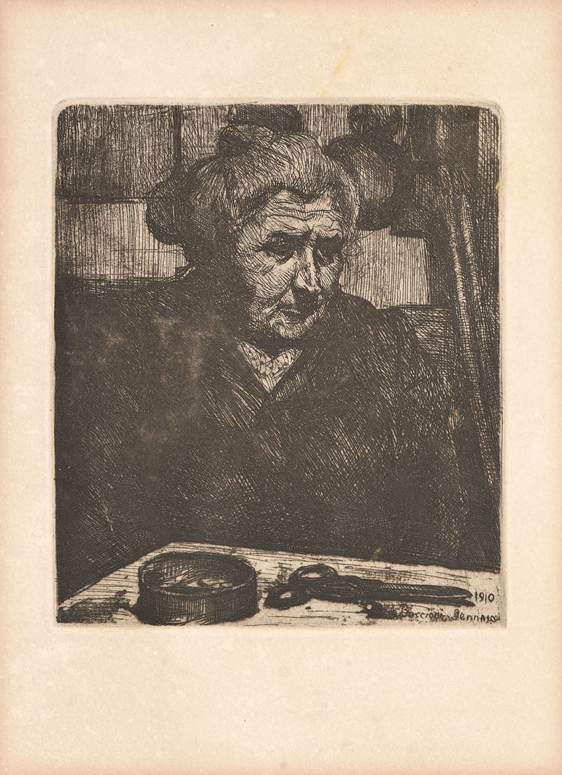 La madre davanti al tavolo con forbici