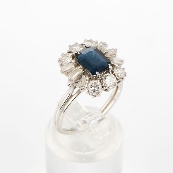 Anello in oro bianco con zaffiro e diamanti