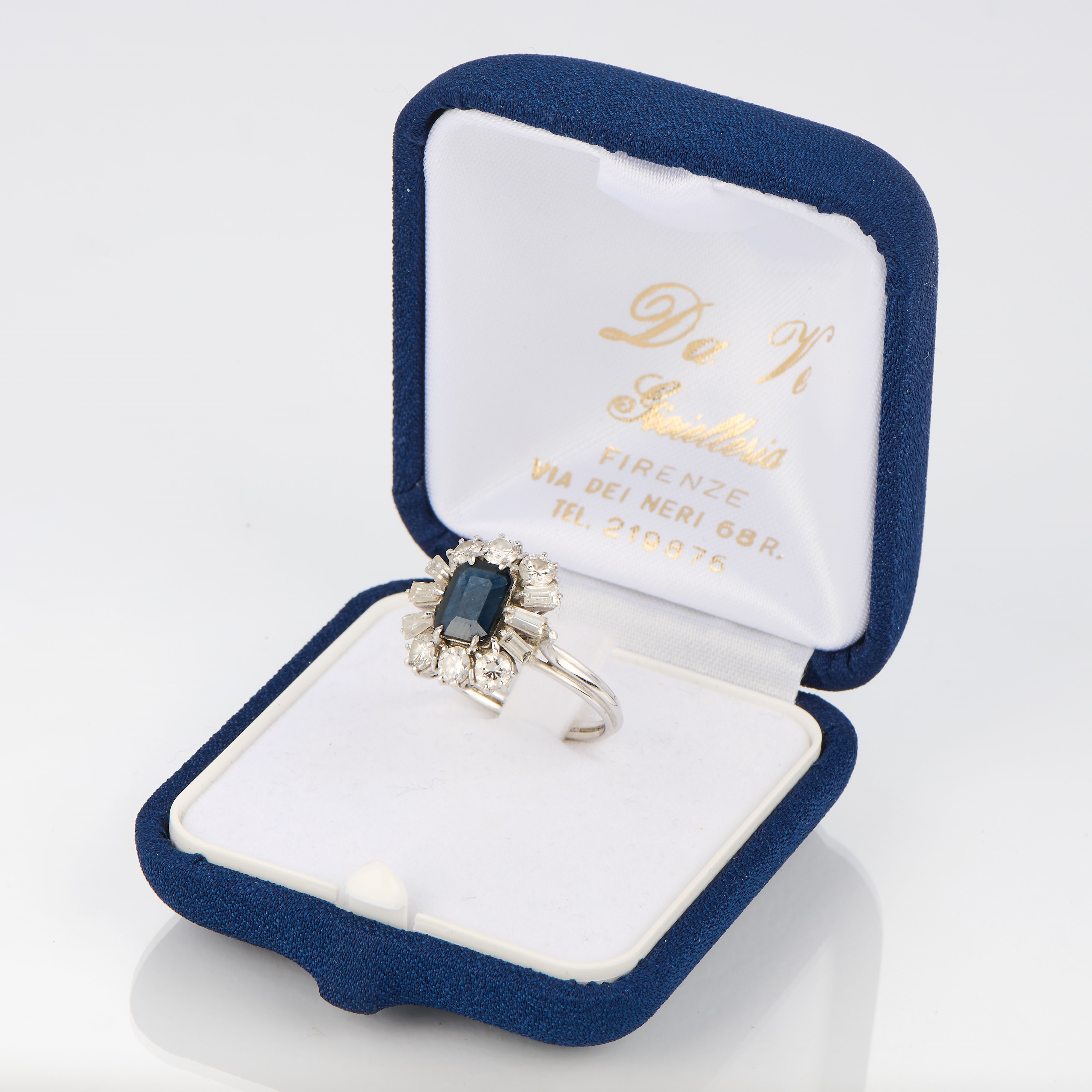 Anello in oro bianco con zaffiro e diamanti