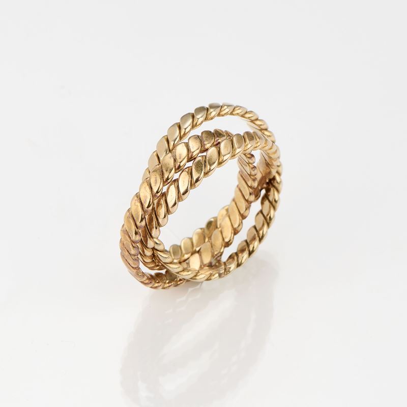 Anello a tre cerchi intrecciati in oro giallo