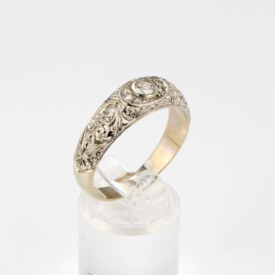 Anello in oro bianco 18 kt con diamante centrale e piccoli diamanti a contorno