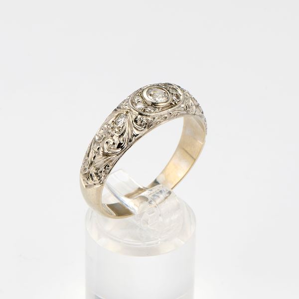Anello in oro bianco e piccoli diamanti