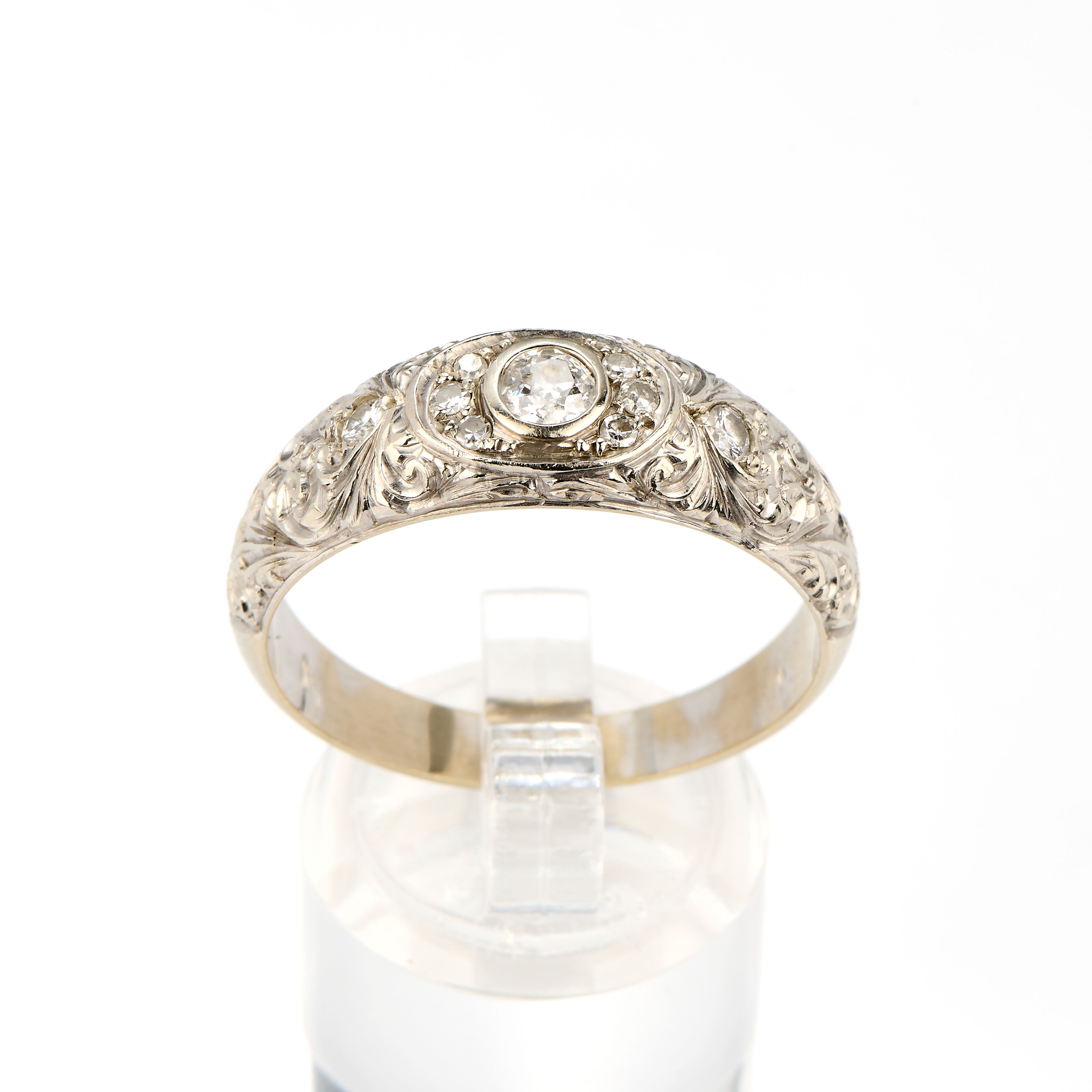 Anello in oro bianco 18 kt con diamante centrale e piccoli diamanti a contorno