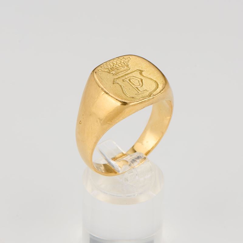 Anello in oro giallo 18 kt con stemma inciso