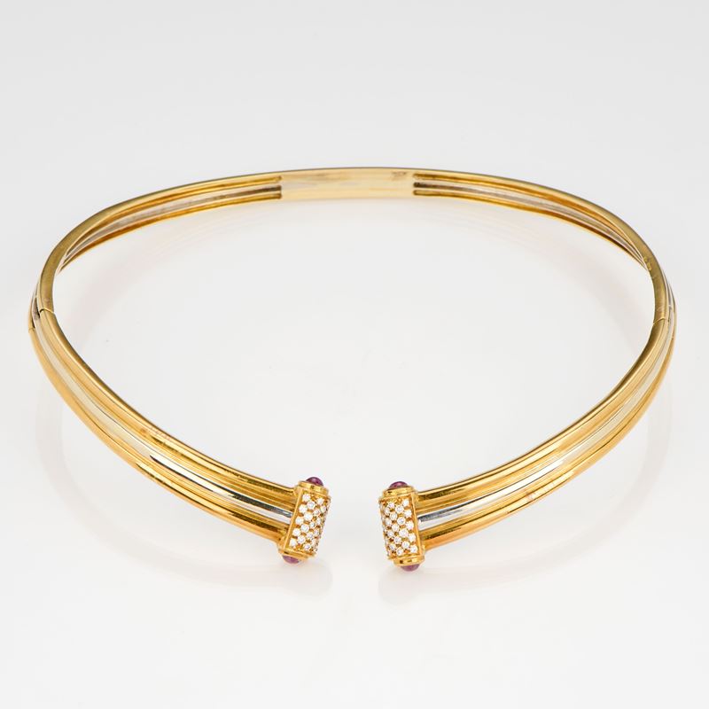Piaget, collana girocollo semirigida in oro giallo e bianco, diamanti e piccoli rubini