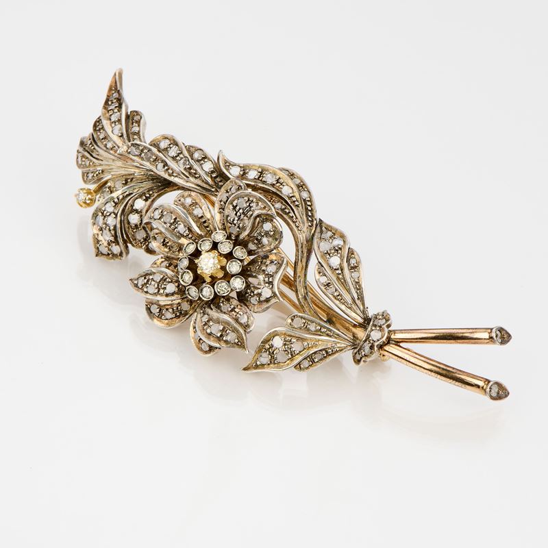 Spilla a tralcio fiorito in oro giallo, argento e diamanti