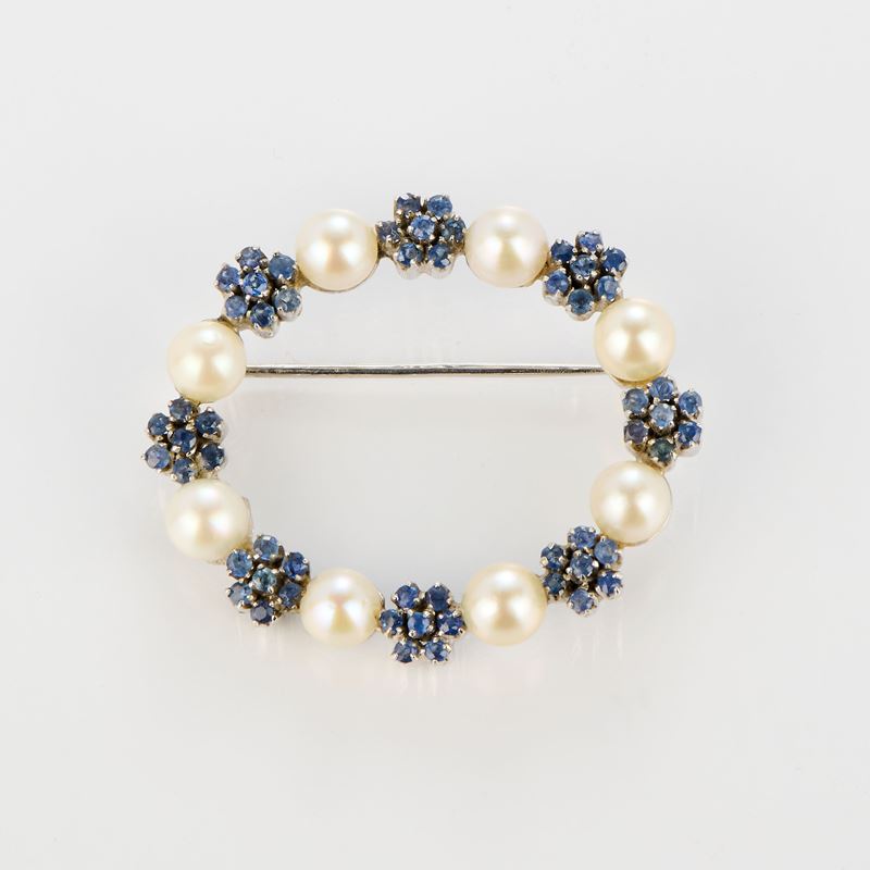 Spilla ovale in oro bianco con zaffiri e perle coltivate