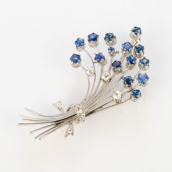 Spilla a mazzetto di fiori in oro bianco con zaffiri e diamante