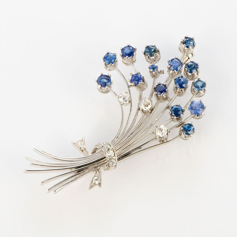 Spilla a mazzetto di fiori in oro bianco con zaffiri e diamante