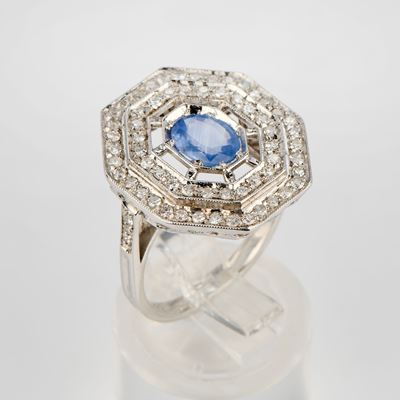 Anello ottagonale in oro bianco con zaffiro da ct 1,80 e diamanti da ct 2,10