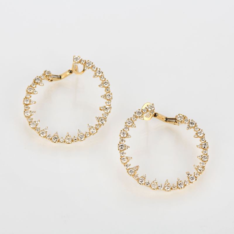 Orecchini a semicerchio in oro giallo e diamanti