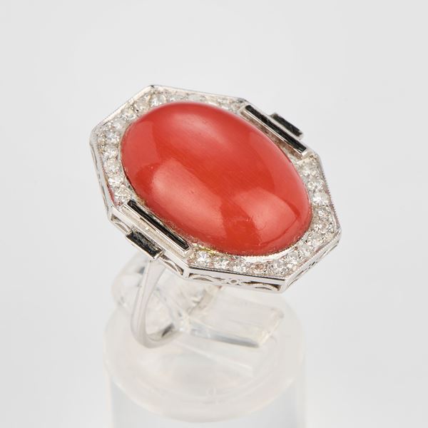 Anello ottagonale in oro bianco con corallo e diamanti