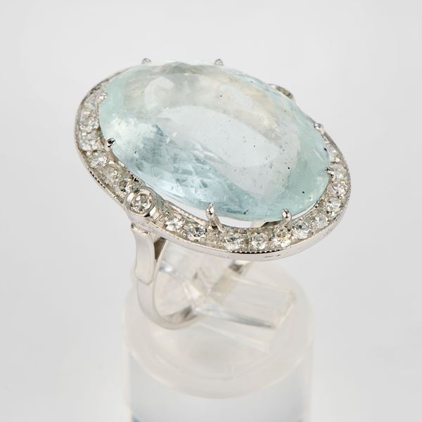 Anello ovale in oro bianco con acquamarina e diamanti