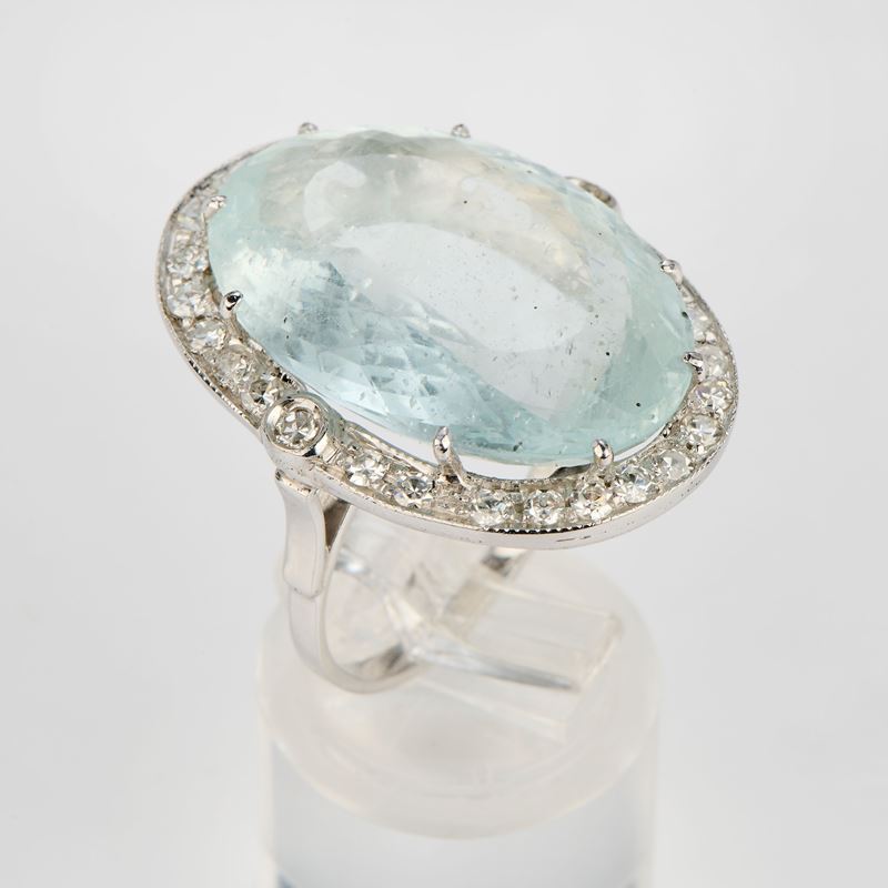 Anello ovale in oro bianco con acquamarina e diamanti