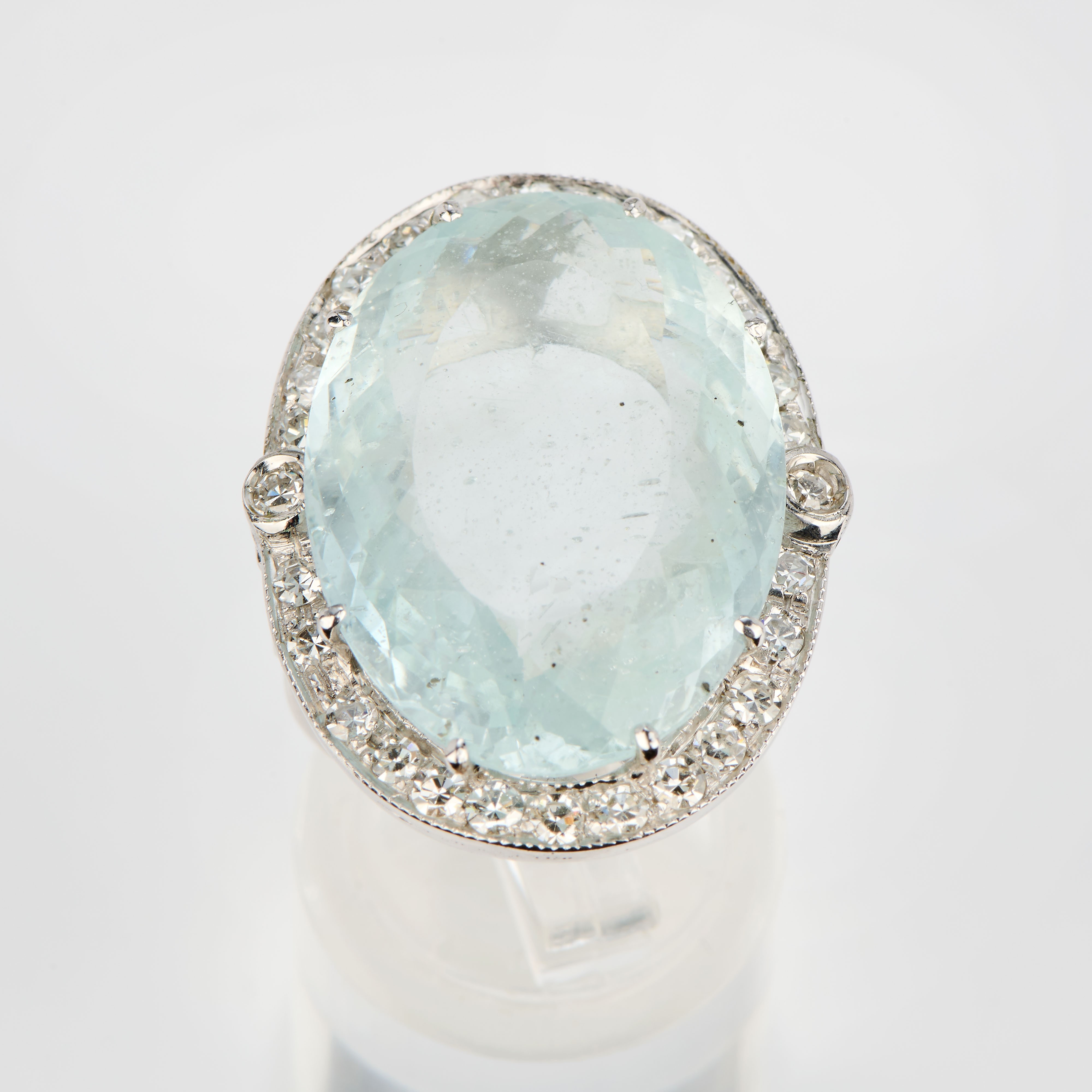 Anello ovale in oro bianco con acquamarina e diamanti