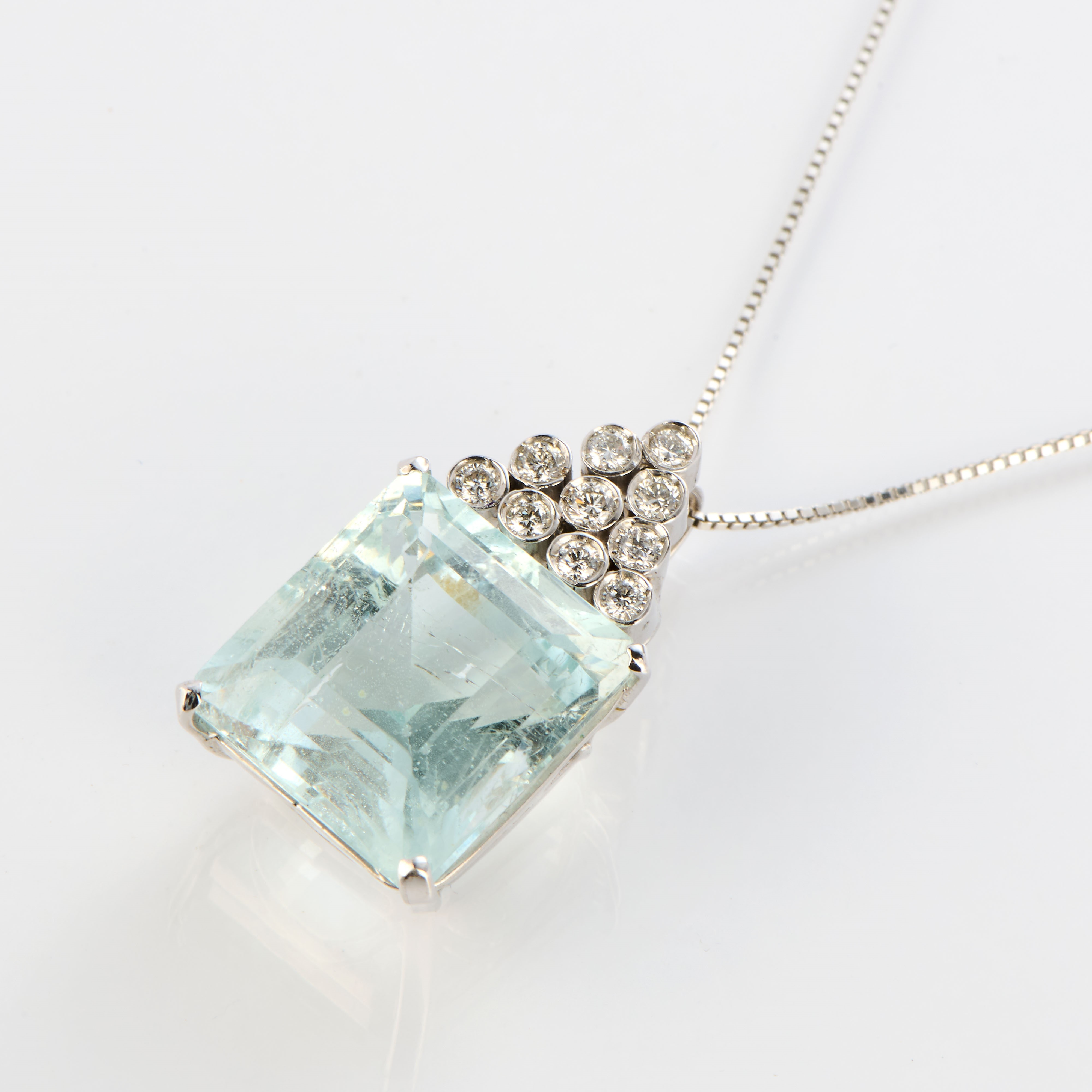 Pendente geometrico in oro bianco con acquamarina e diamanti
