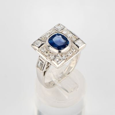 Anello in oro bianco 18 kt con zaffiro centrale e diamanti