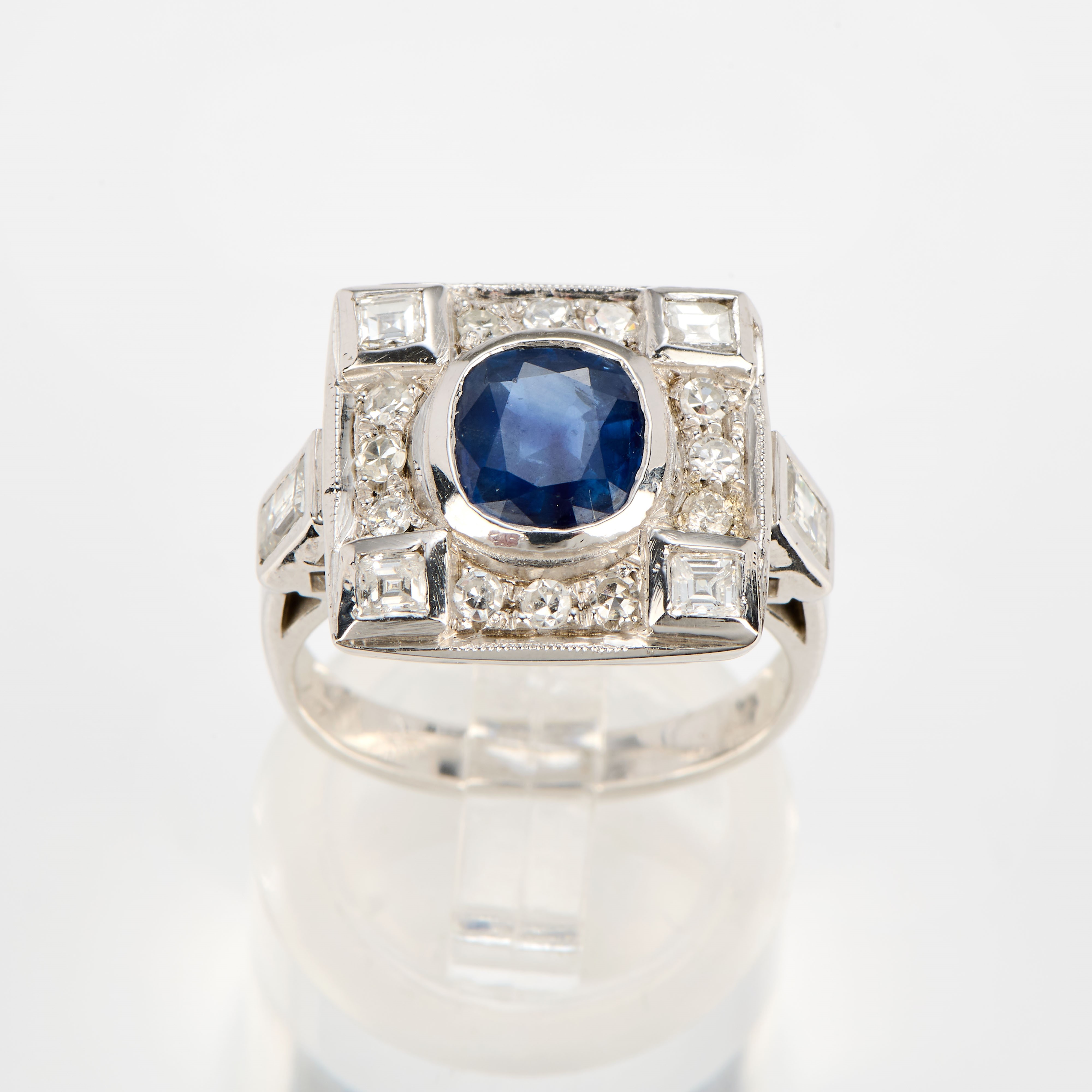 Anello in oro bianco 18 kt con zaffiro centrale e diamanti