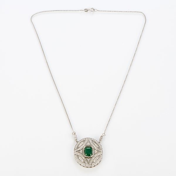 Collana con pendente in oro bianco con smeraldo e diamanti