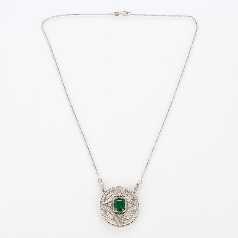 Collana con pendente in oro bianco con smeraldo e diamanti