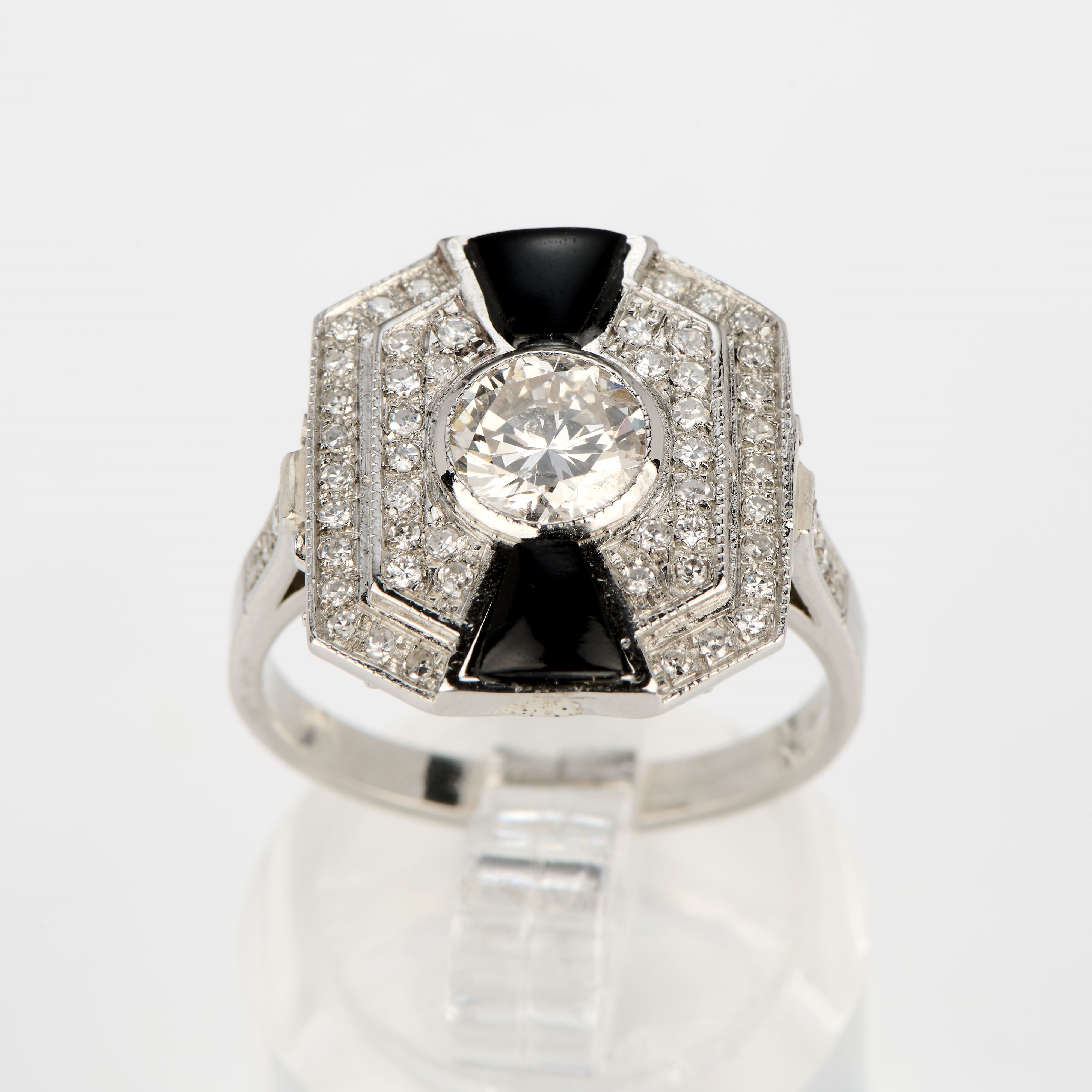 Anello ottagonale in platino con onice e diamanti