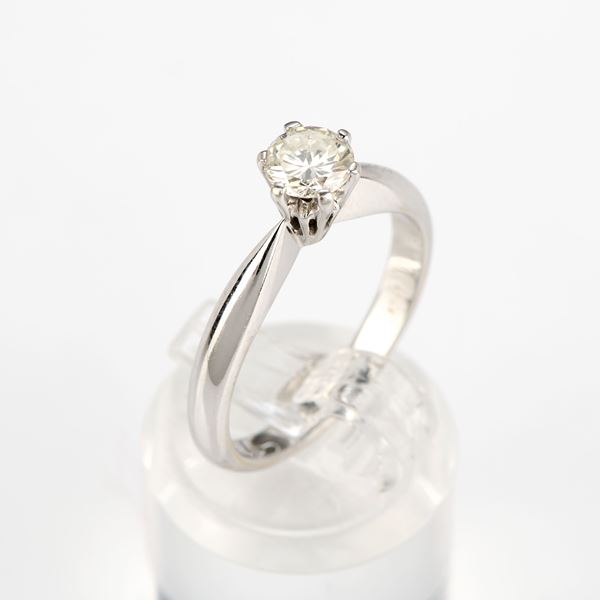 Anello solitario in oro bianco e diamante taglio brillante