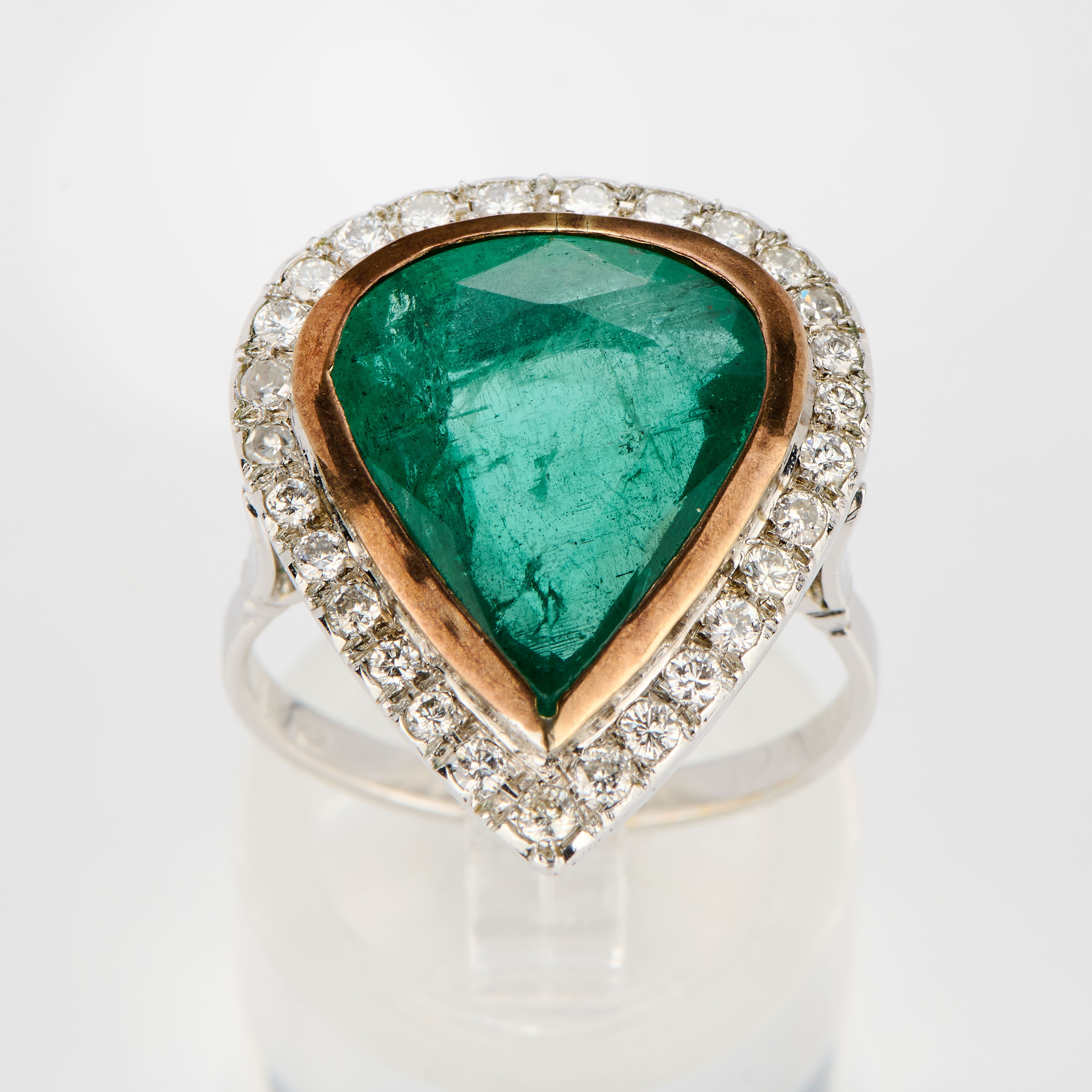 Anello a goccia in oro bianco e giallo con smeraldo e diamanti