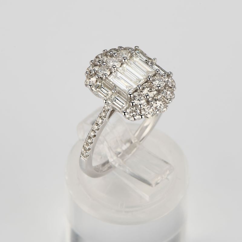 Anello ovale in oro bianco e diamanti