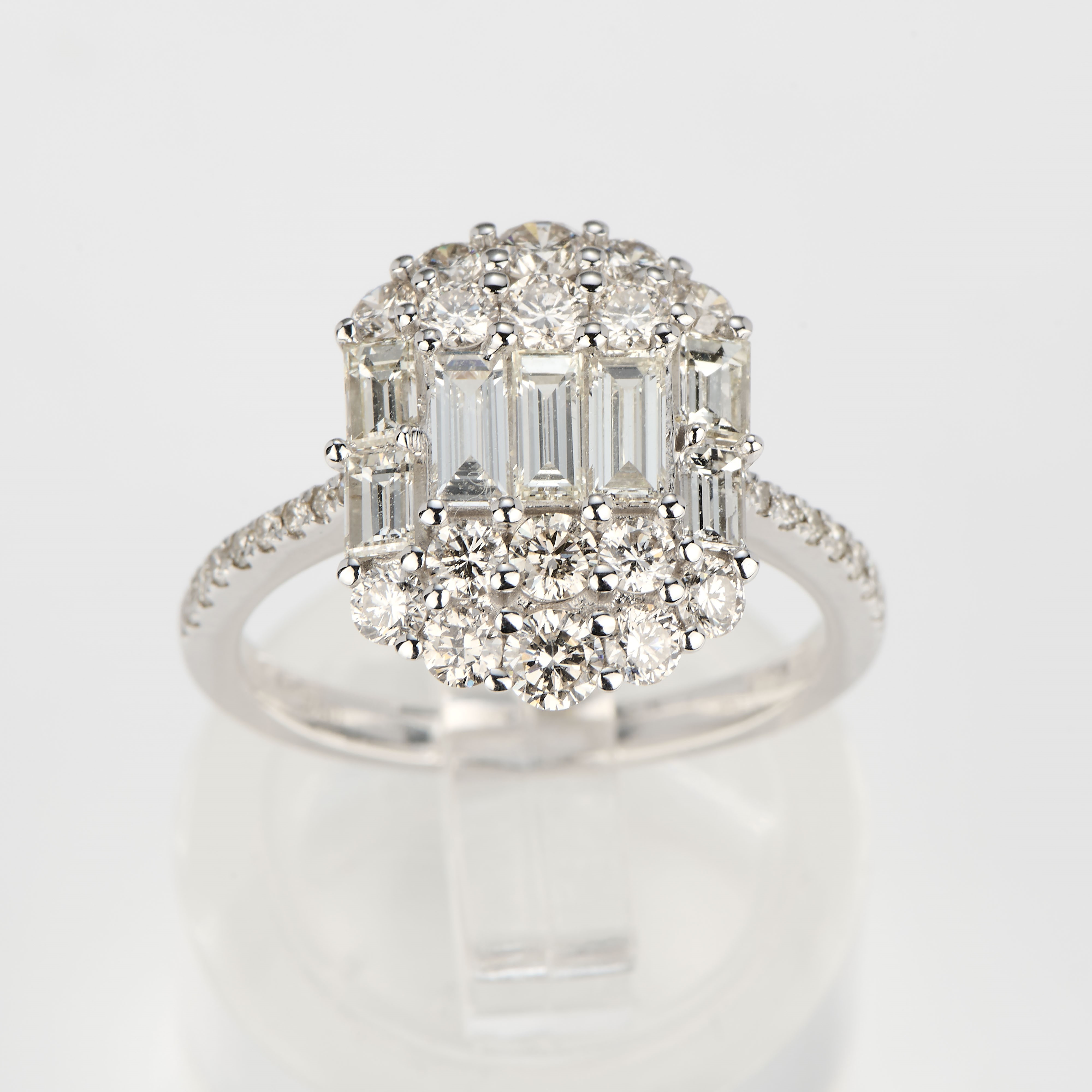 Anello ovale in oro bianco e diamanti