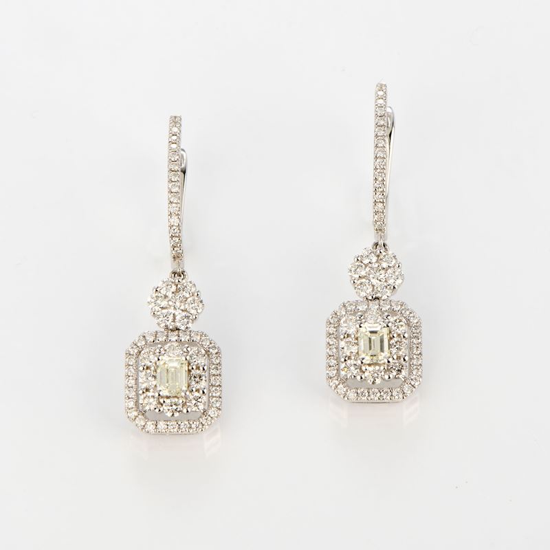 Orecchini pendenti in oro bianco e diamanti